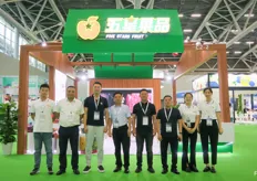 五星果品团队，该公司是一家位于安徽的进口商。/ Team photo at Five Stars Fruit, an importer located in Anhui.